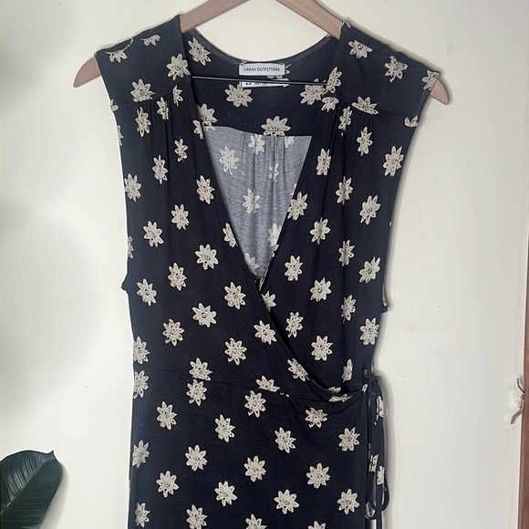 Urban‎ Outfitters Zina Floral Wrap Midi Dress Size Medium - Picture 5 of 11
